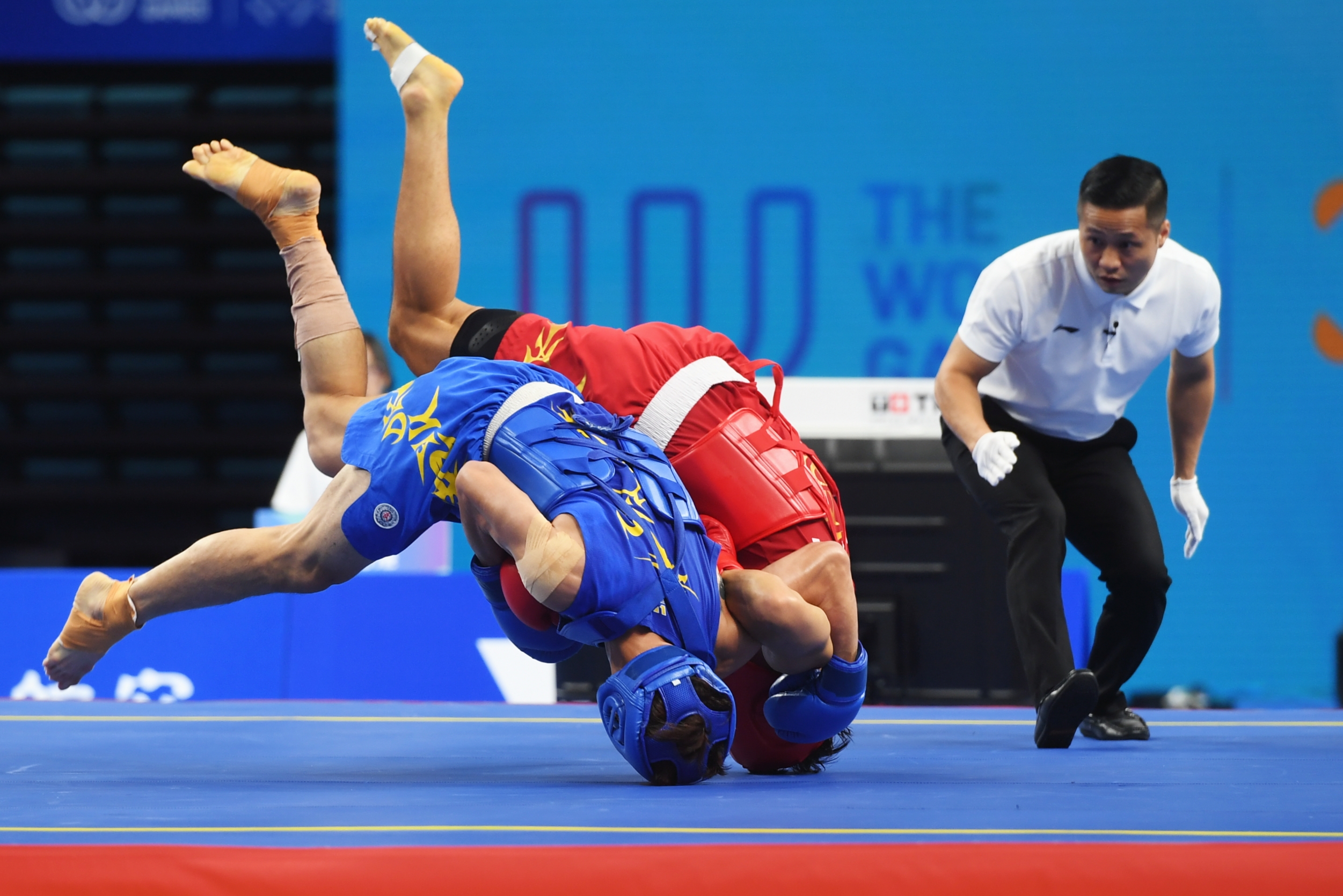 开云在线赛事平台-意外发生！选手突遭失误，唏嘘声中仍斩获佳绩